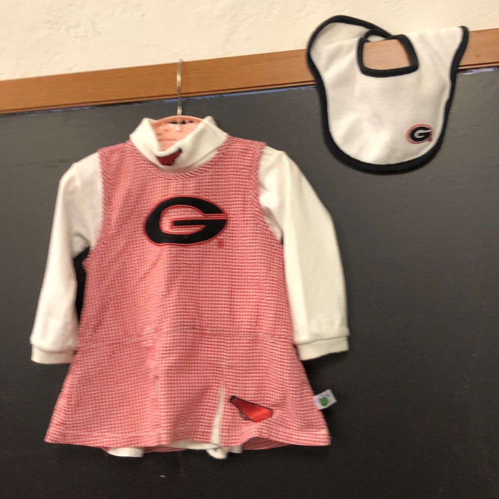 Show your Georgia Bulldogs spirit in this gently used kids cheerleaders outfit!